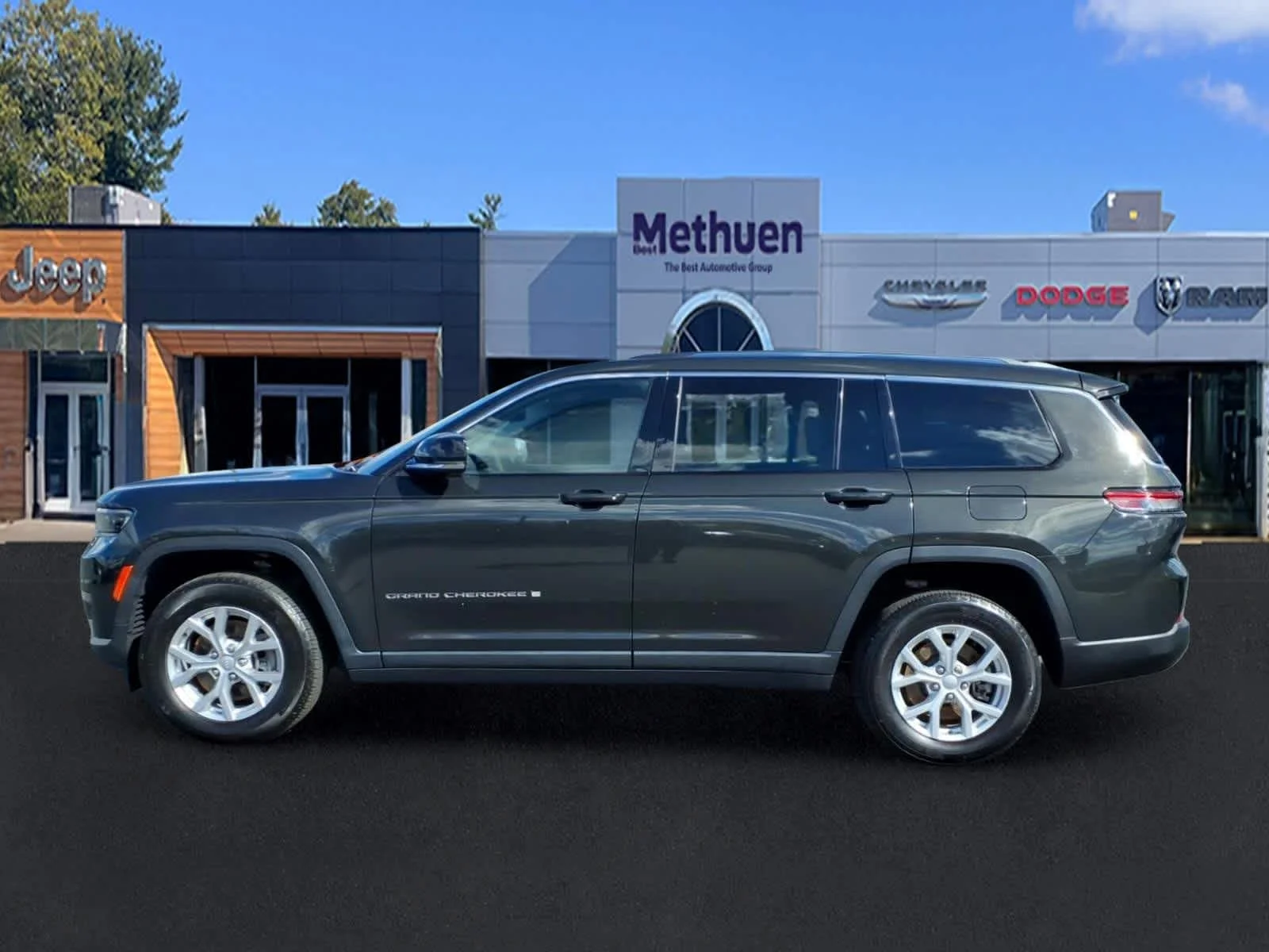 Used 2023 Rocky Mountain Pearlcoat Jeep Limited image 9