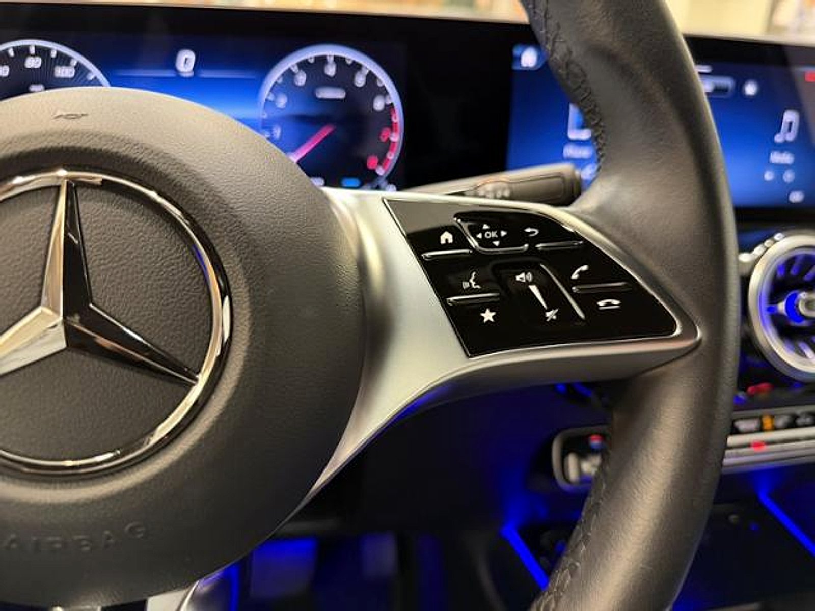 Certified Used 2025 Cirrus Silver Metallic Mercedes-Benz 4MATIC® image 18