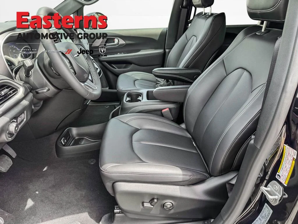 New 2025 Diamond Black Crystal Pearl-Coat Exterior Paint Chrysler Select image 16
