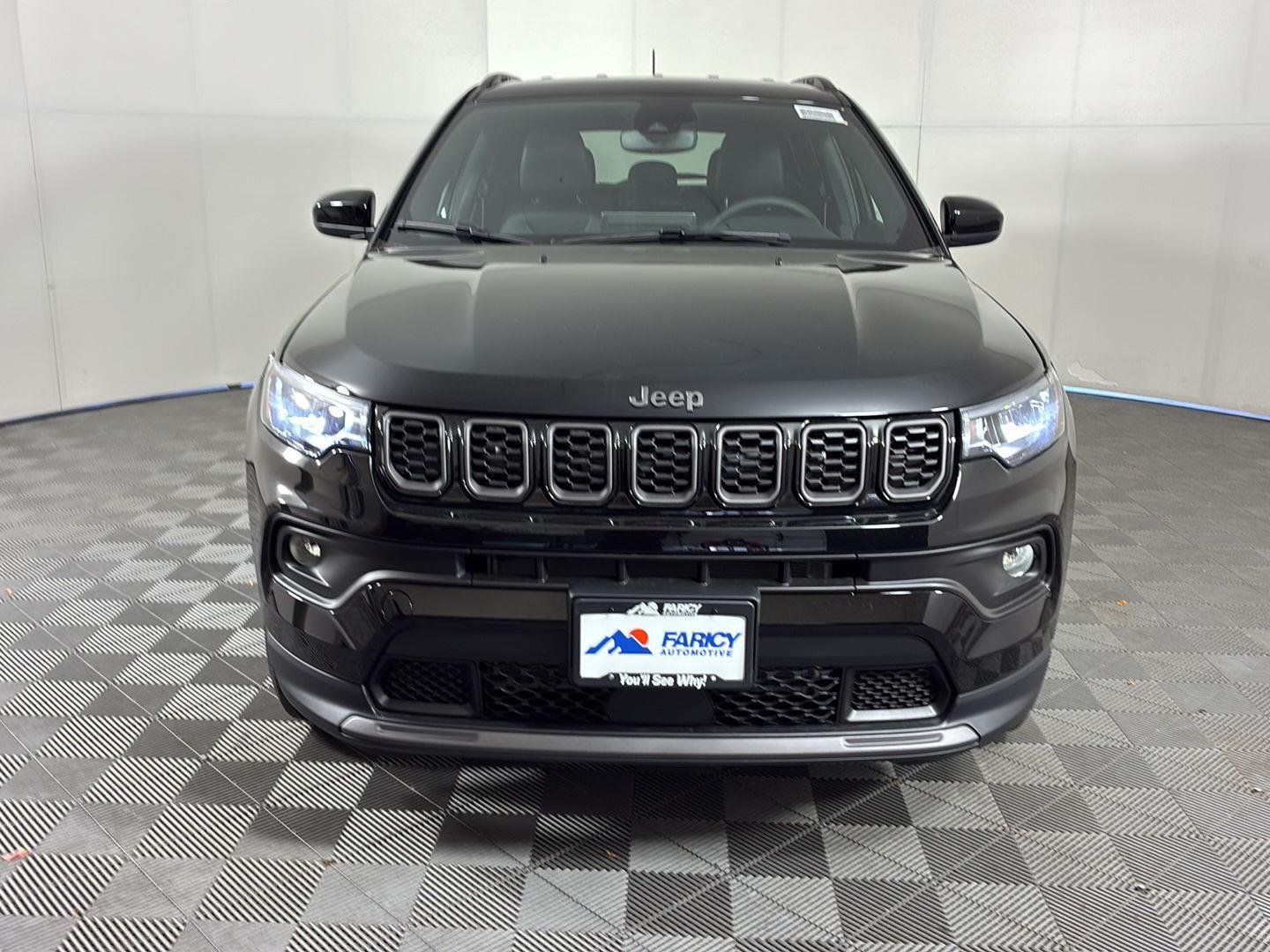 New 2026 Diamond Black Crystal Pearl-Coat Exterior Paint Jeep Latitude Altitude image 3
