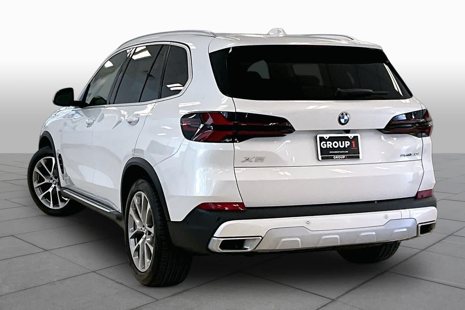 Used 2025 Mineral White Metallic BMW sDrive40i image 11
