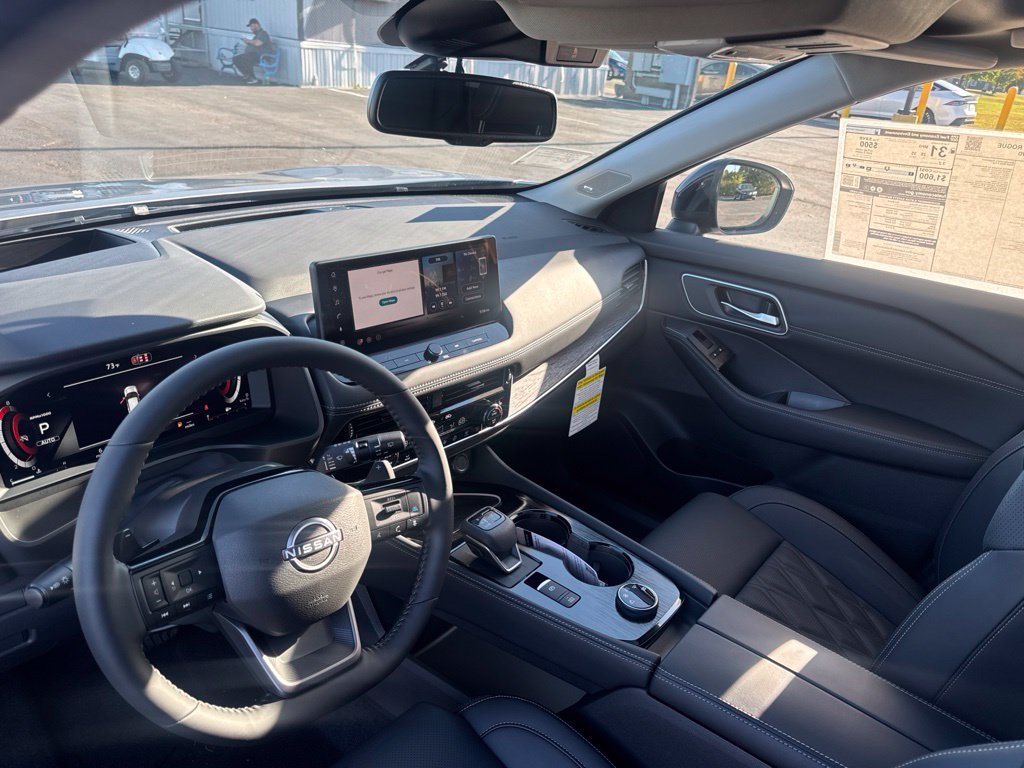 New 2026 Champagne Silver Metallic / Super Black Two-tone Nissan Platinum image 13