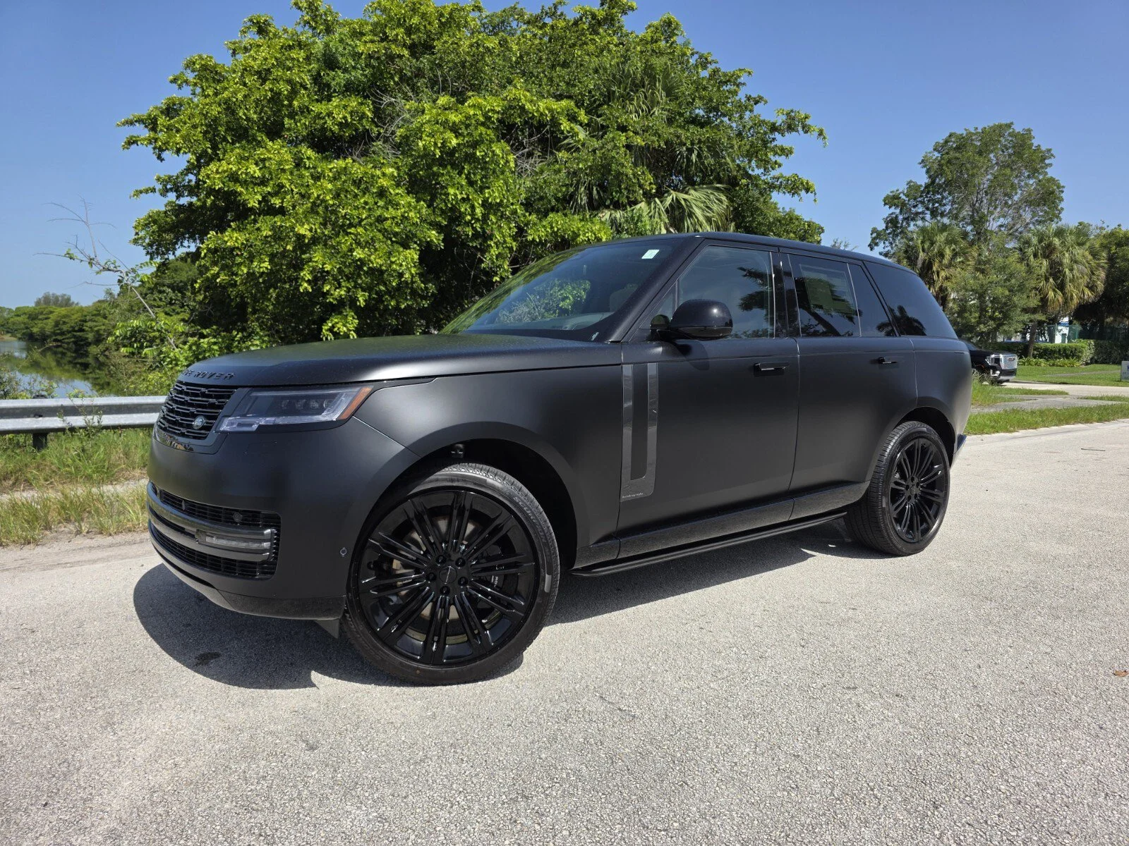 New 2026 Obsidian Black SV Bespoke Ultra Metallic Satin Land Rover P530 Autobiography image 1