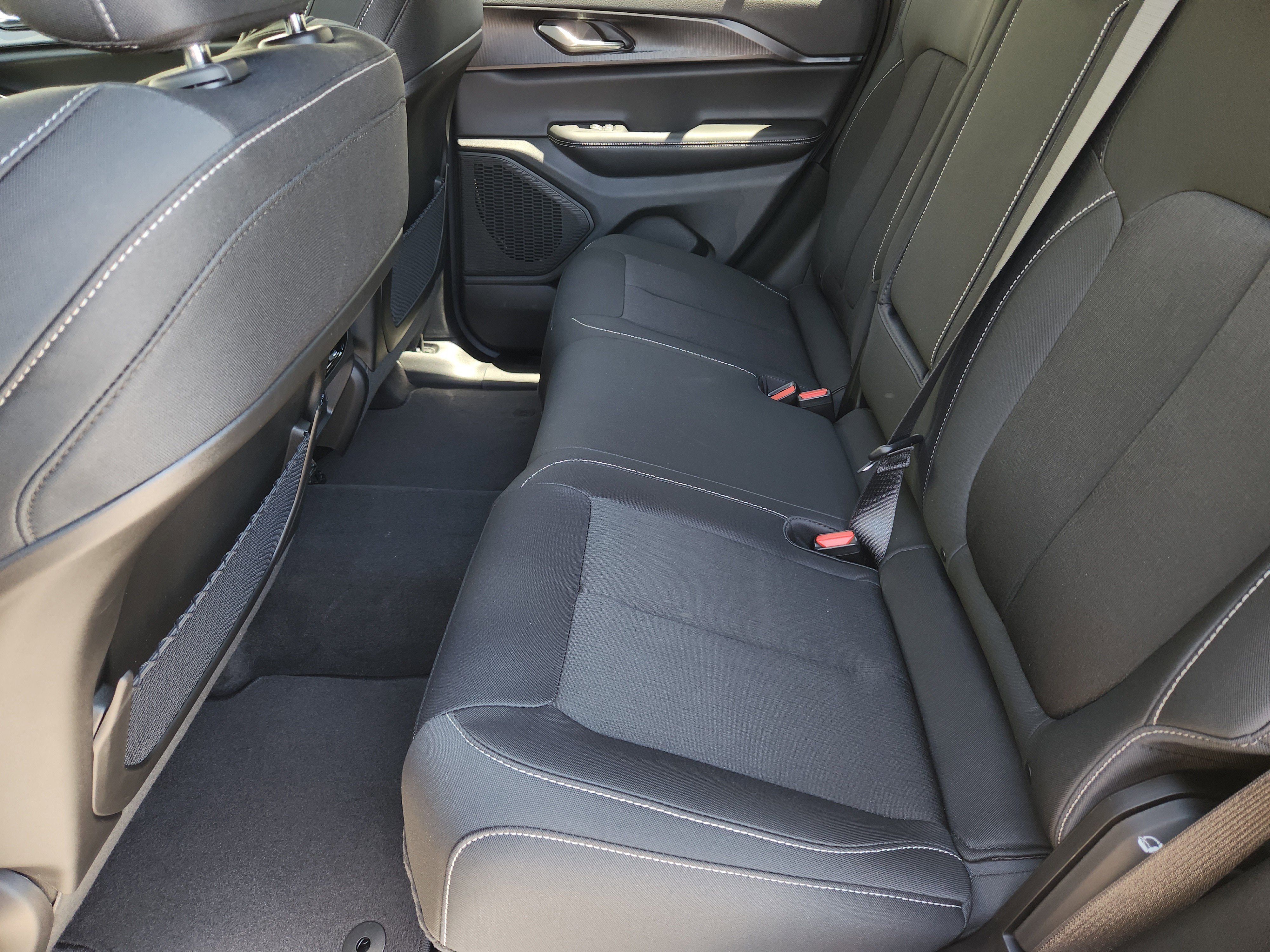New 2026 Baltic Gray Metallic Clear-Coat Exterior Paint Jeep Laredo X image 22