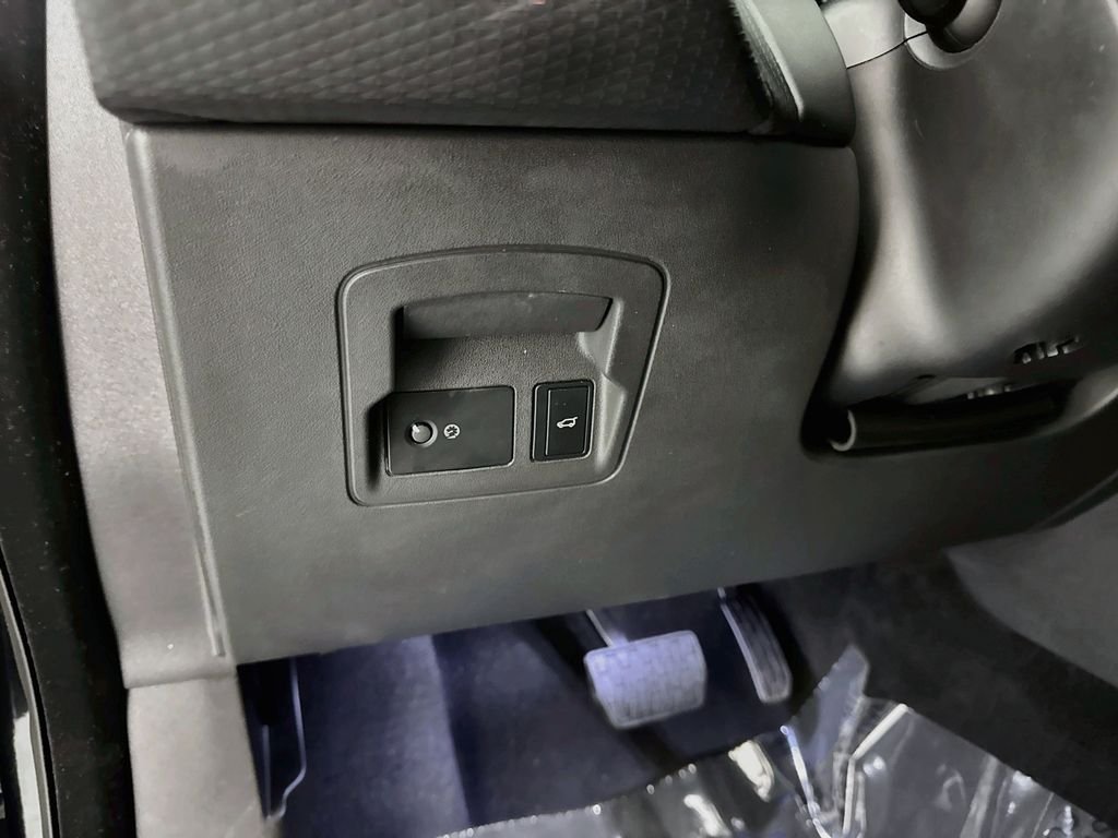 Used 2022 Black Land Rover S image 10