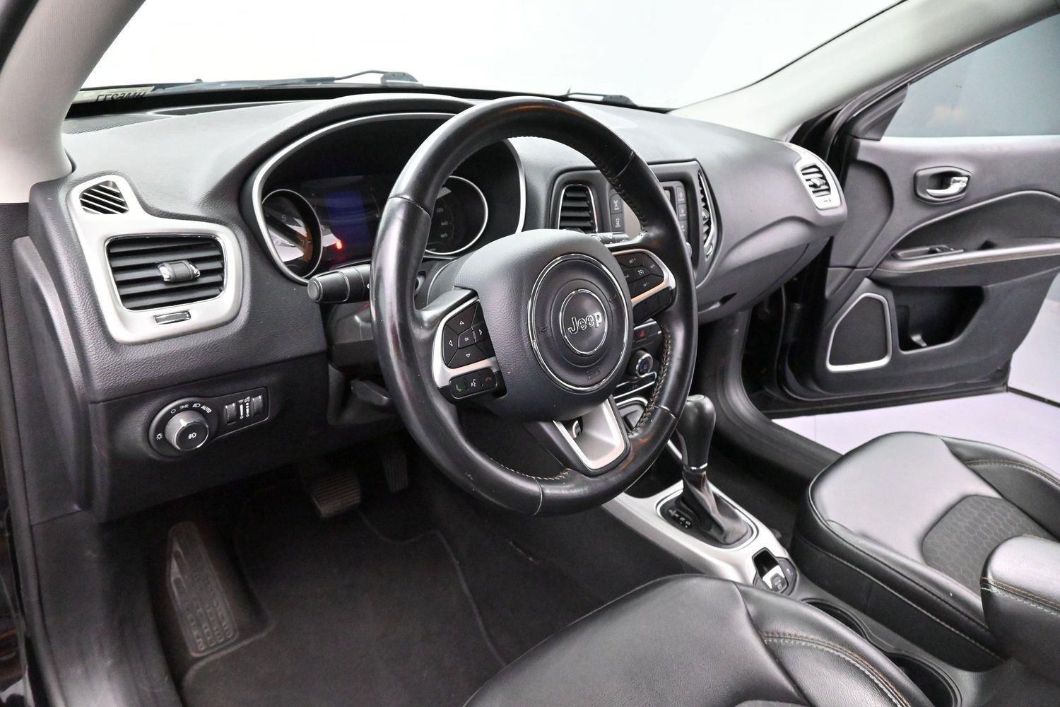 Used 2018 Diamond Black Crystal Pearlcoat Jeep Latitude image 14