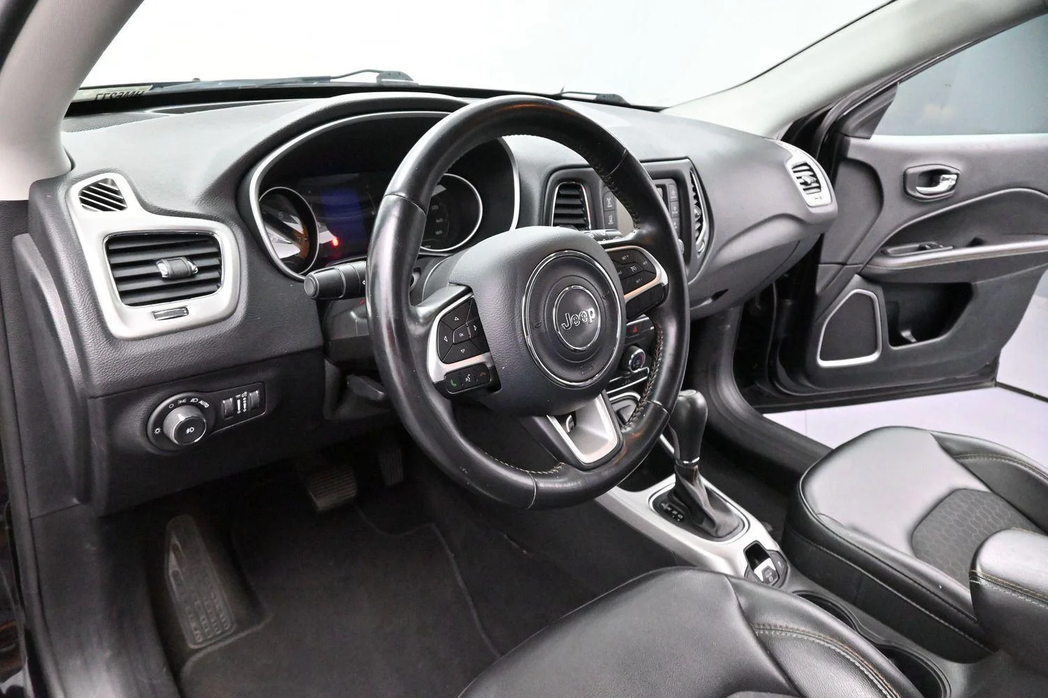 Used 2018 Diamond Black Crystal Pearlcoat Jeep Latitude image 14