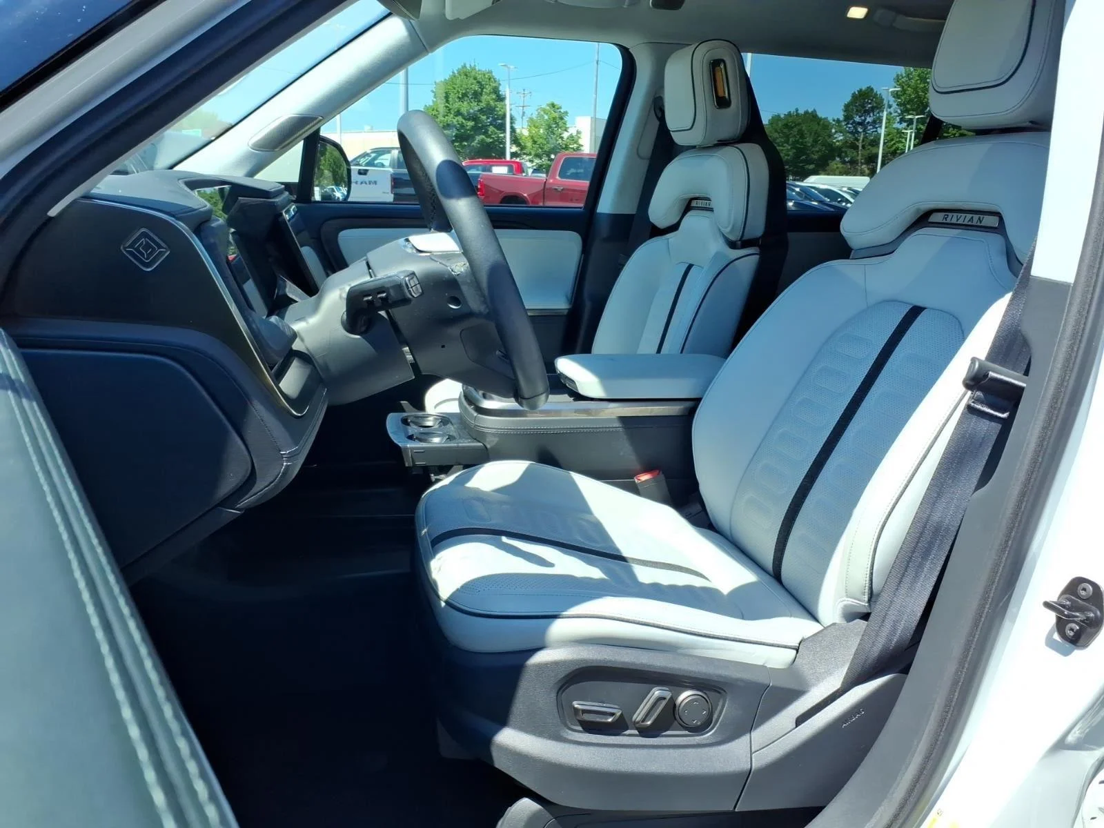 Used 2024  Rivian Adventure image 15