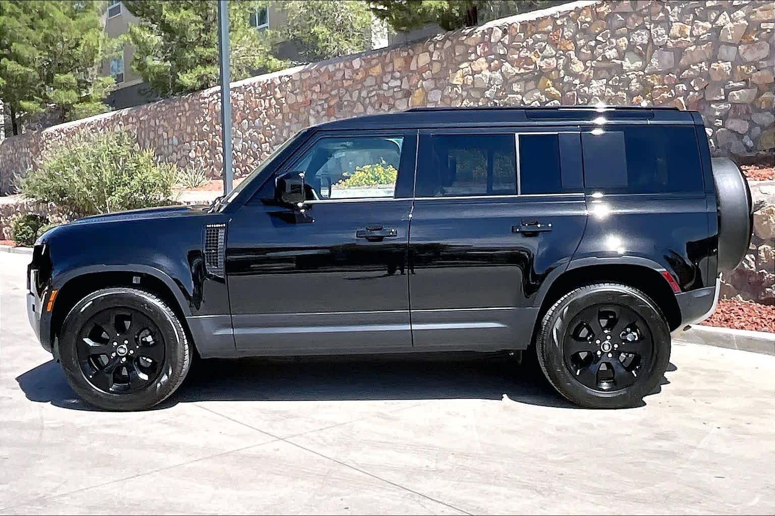 Used 2025 Santorini Black Metallic Land Rover S image 2