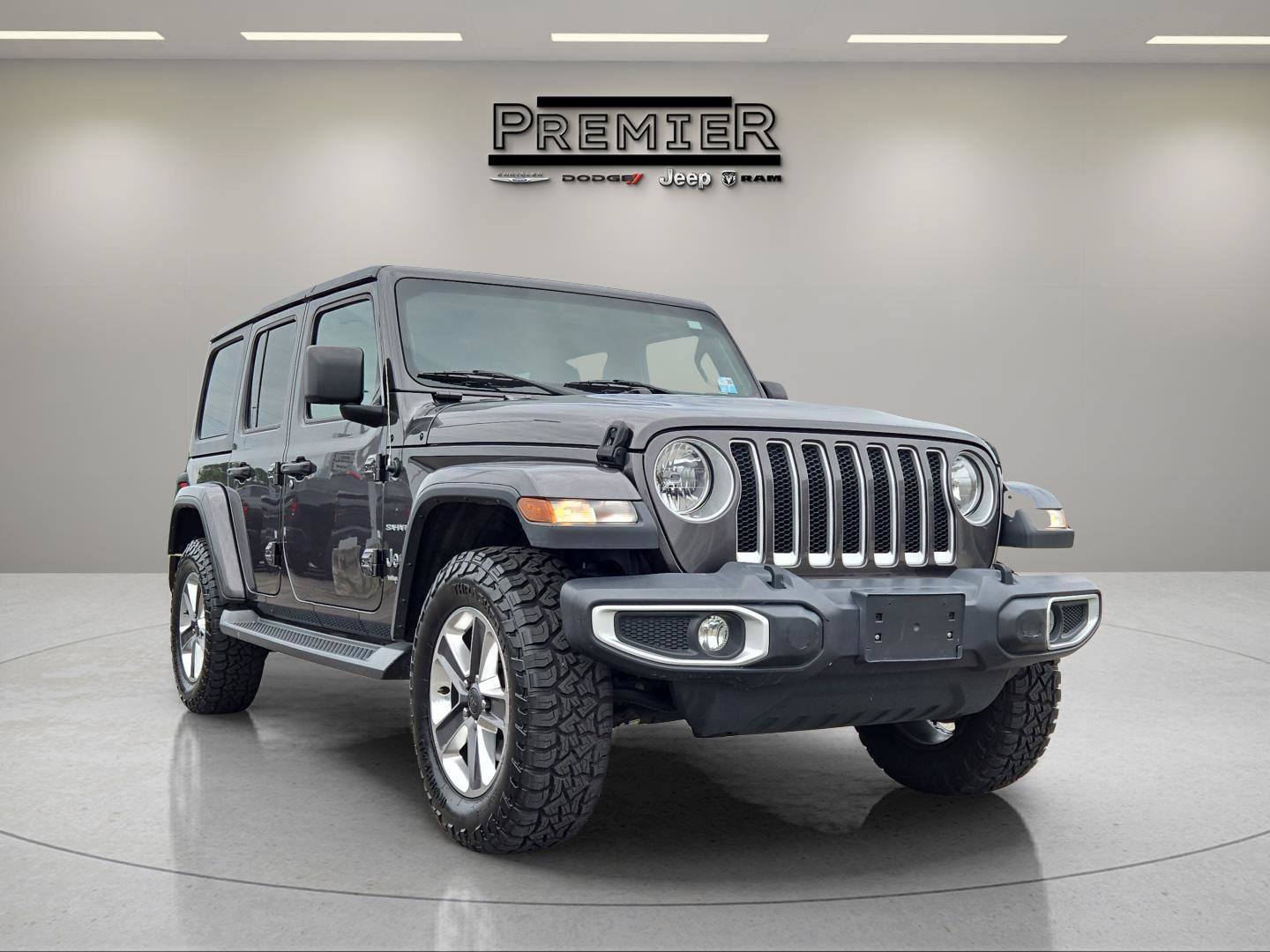 Used 2020 Gray Jeep Sahara image 4