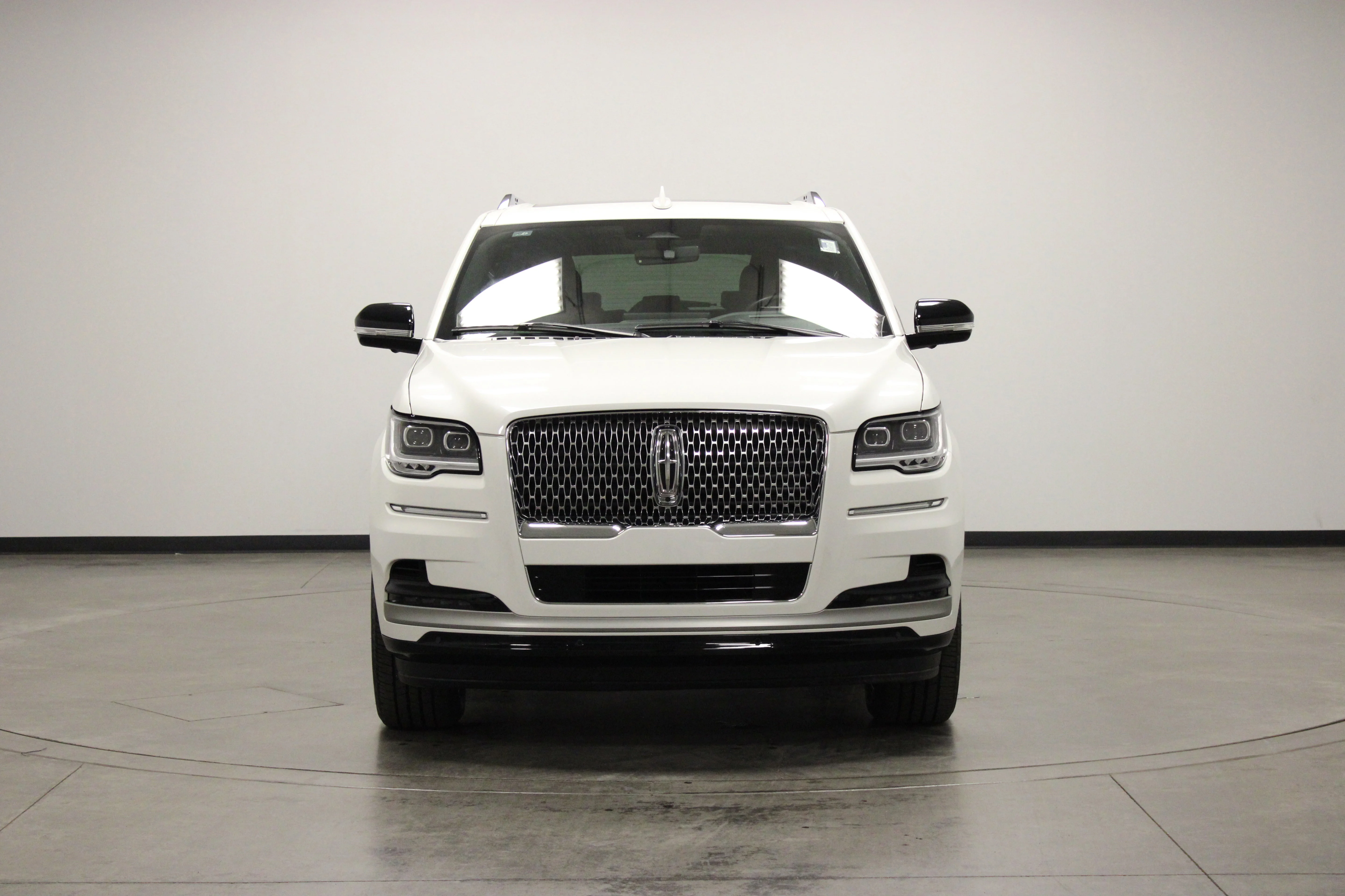 Used 2024 White Metallic Lincoln Reserve image 3