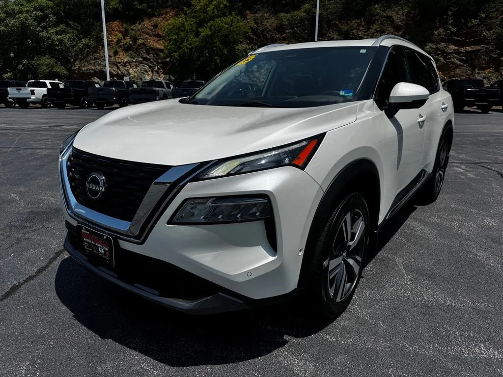 Used 2023 White Nissan SL image 3