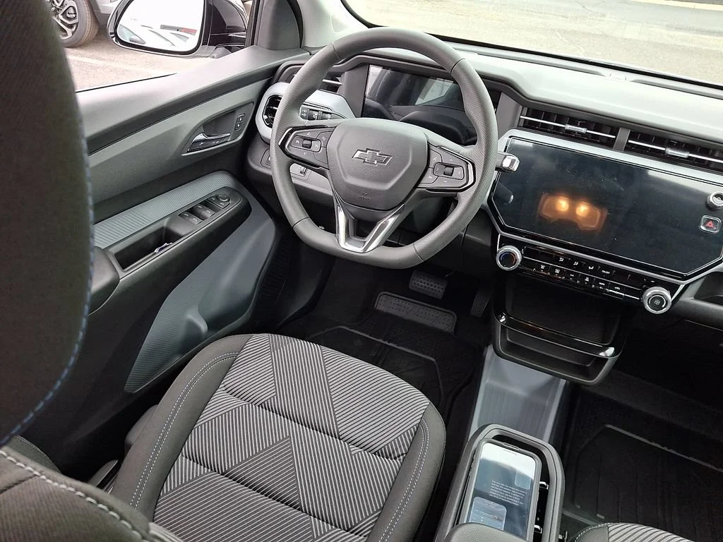 New 2027 Summit White Chevrolet LT image 9