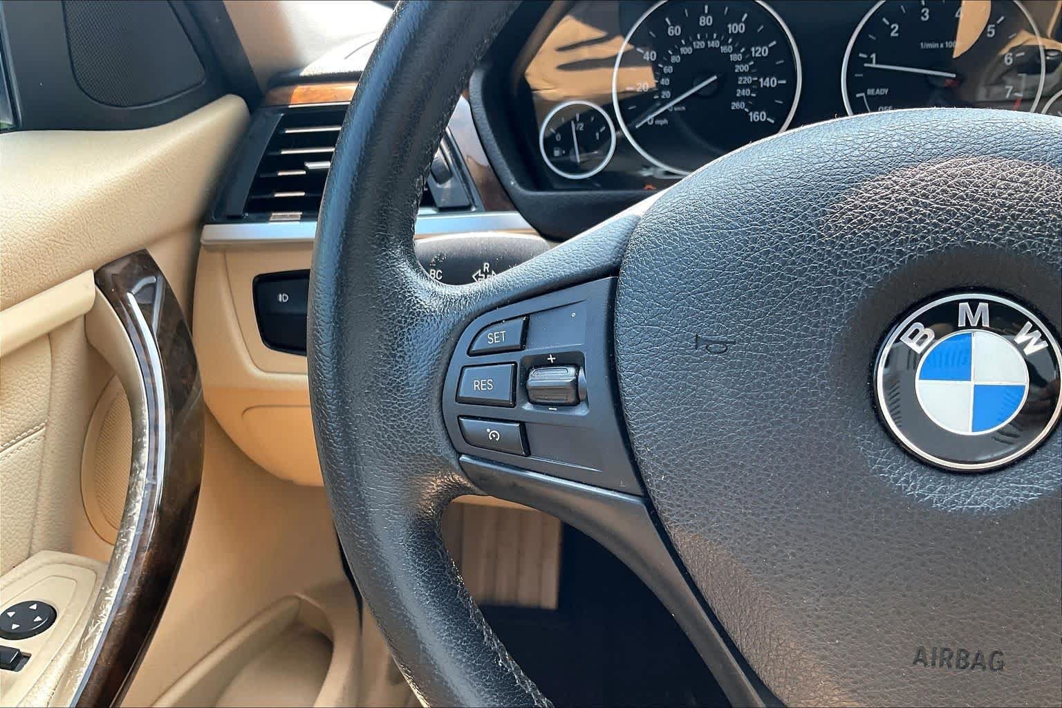 Used 2015 Alpine White BMW 320i xDrive image 25