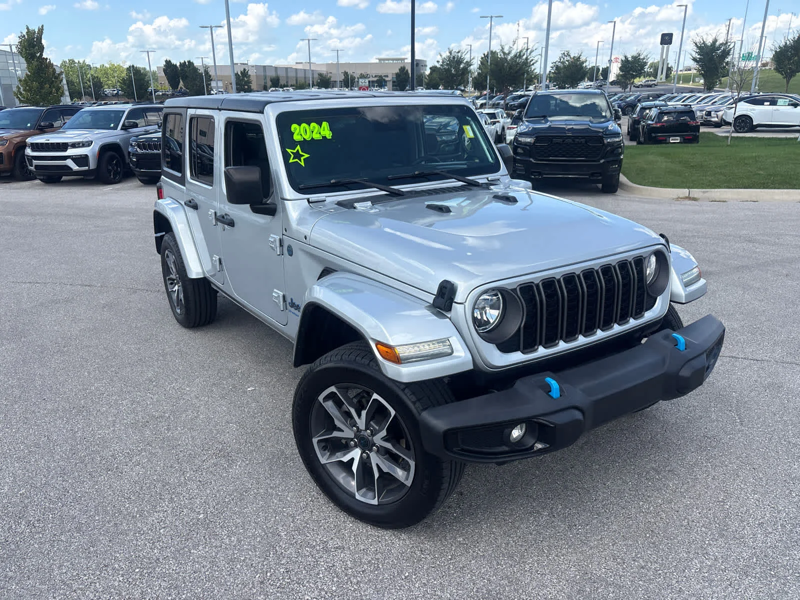 Used 2024 Silver Zynith Clearcoat Jeep Sport S image 3