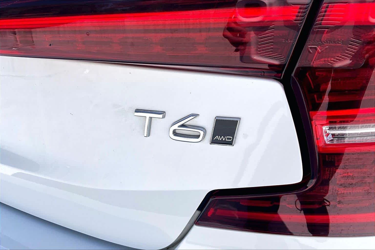 Used 2020 Crystal White Pearl Metallic Volvo Momentum image 10
