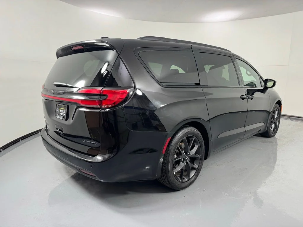 Used 2025 Black Chrysler Limited image 4