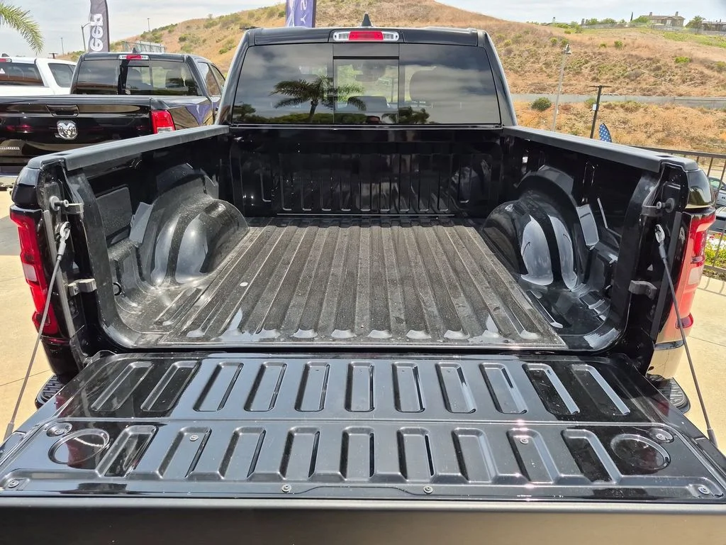 New 2026 Diamond Black Crystal Pearl-Coat Exterior Paint RAM Big Horn/Lone Star image 17