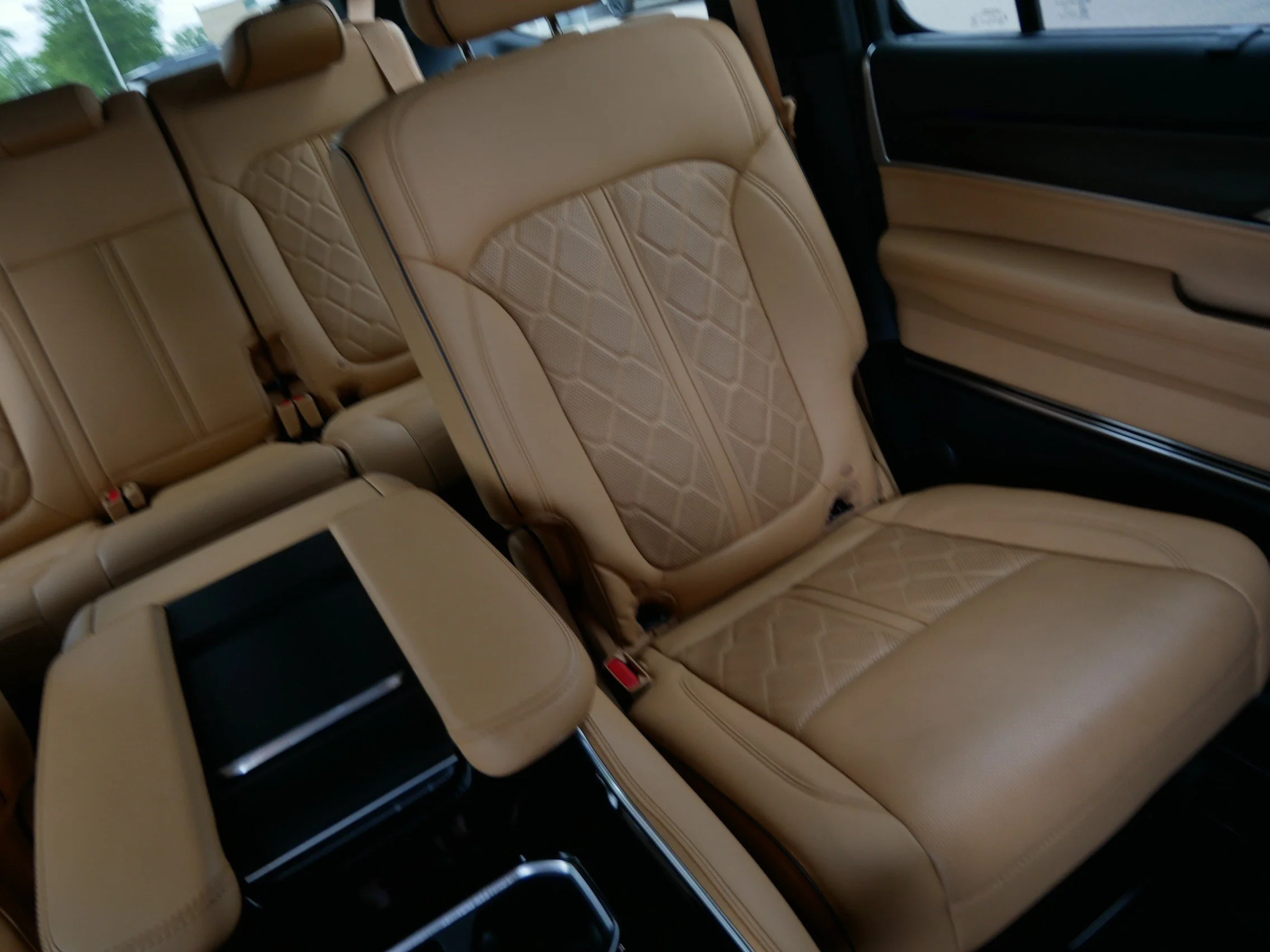 Used 2025 Diamond Black Crystal Pearlcoat Jeep Series III Obsidian image 14