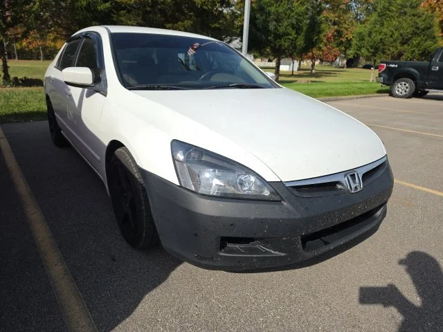 Used 2007 Taffeta White Honda SE image 2