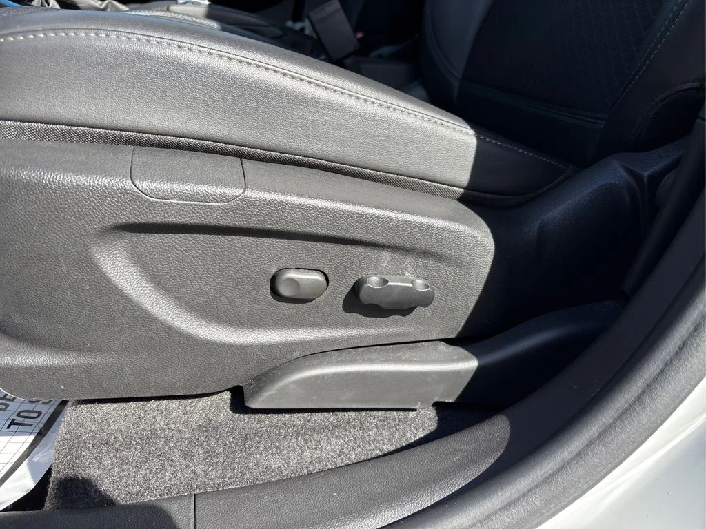 Used 2022 White Buick Preferred image 33