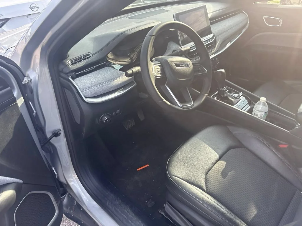 Used 2024 Silver Jeep Latitude image 18