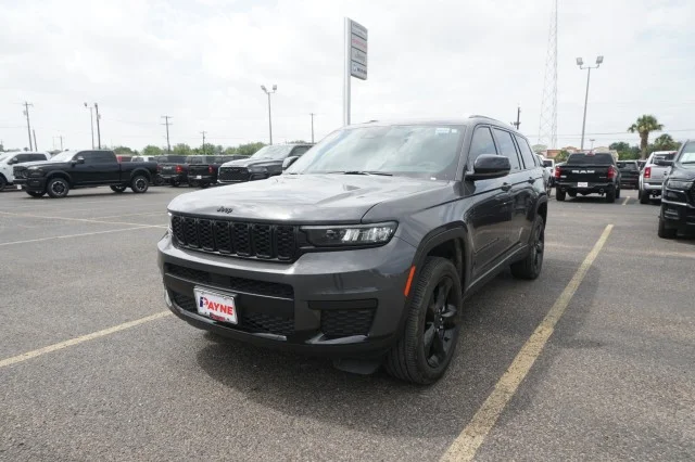 Used 2025  Jeep Laredo X image 1