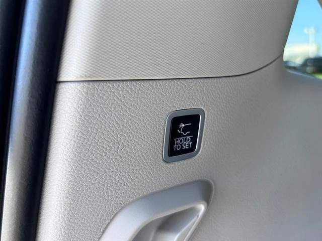 Used 2024 Velvet Red Wagoneer Series II image 8