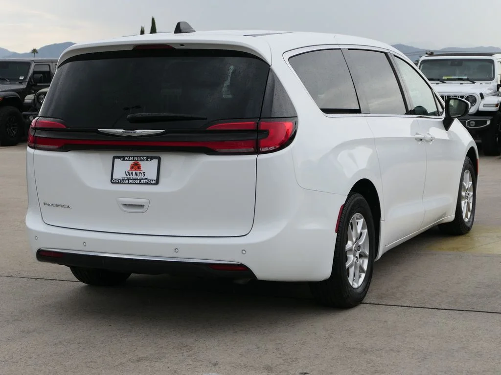 Used 2023 White Chrysler Touring L image 3