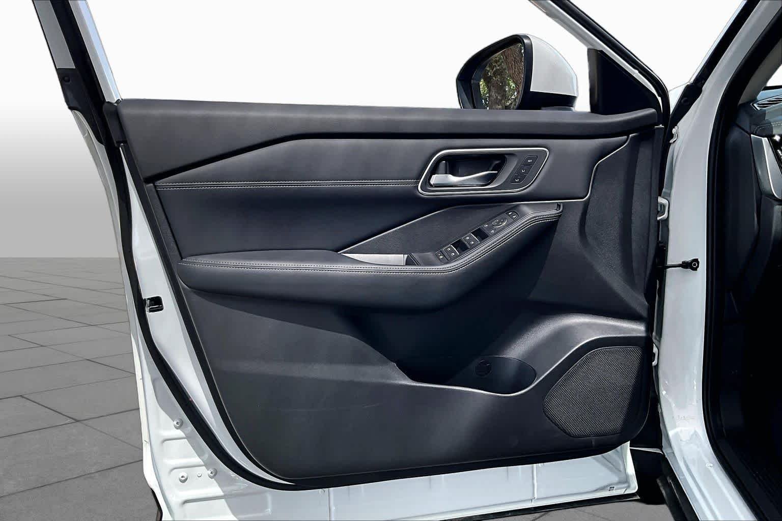 New 2026 Everest White Pearl Tricoat Nissan Platinum image 10