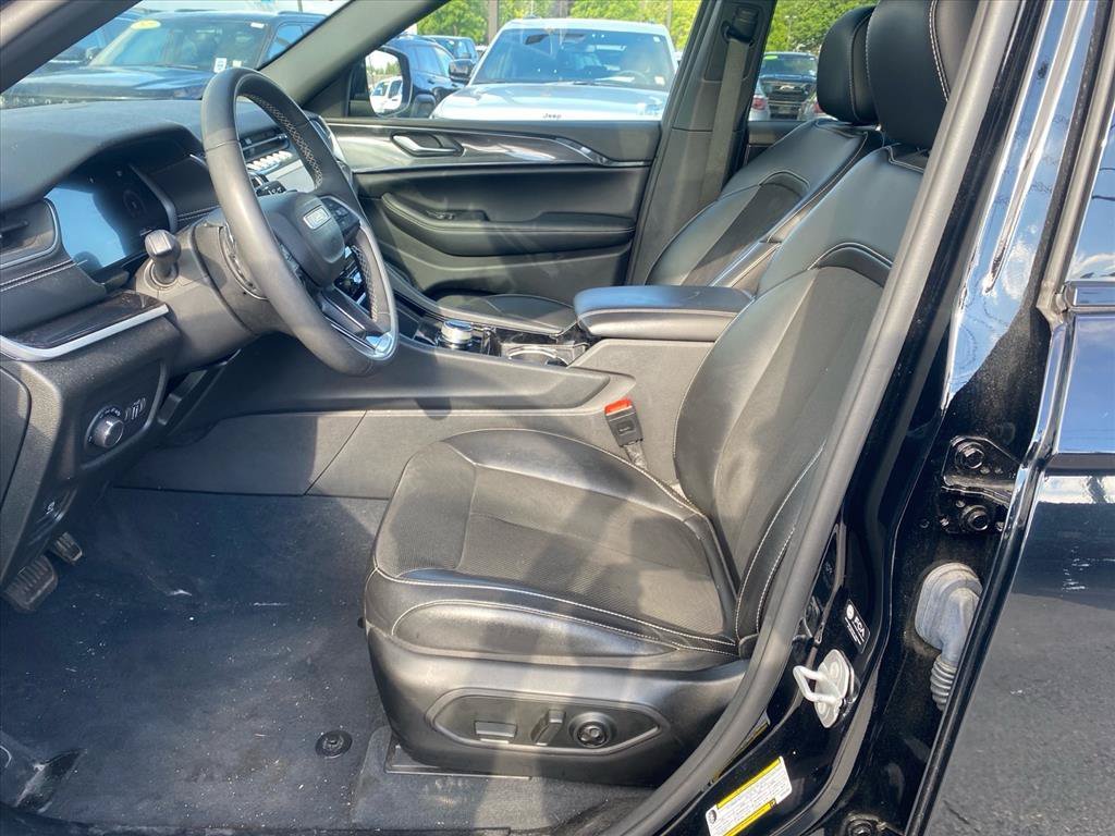 Used 2023 Diamond Black Crystal Pearlcoat Jeep Altitude image 9