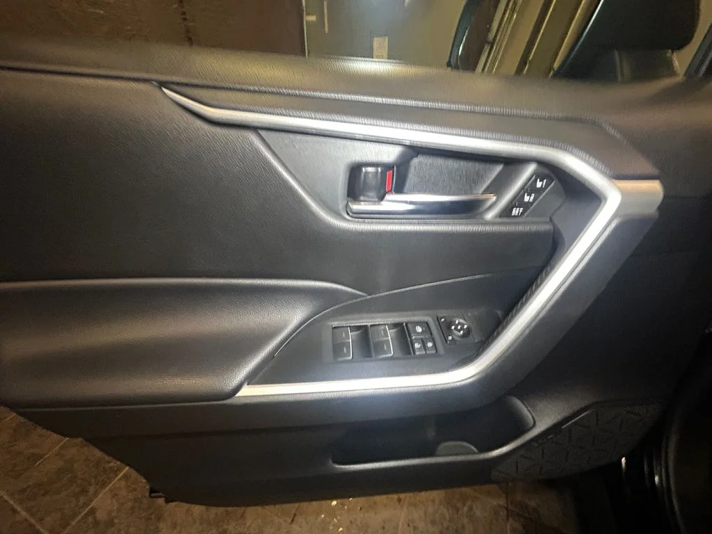 Used 2022 Midnight Black Toyota XLE Premium image 22
