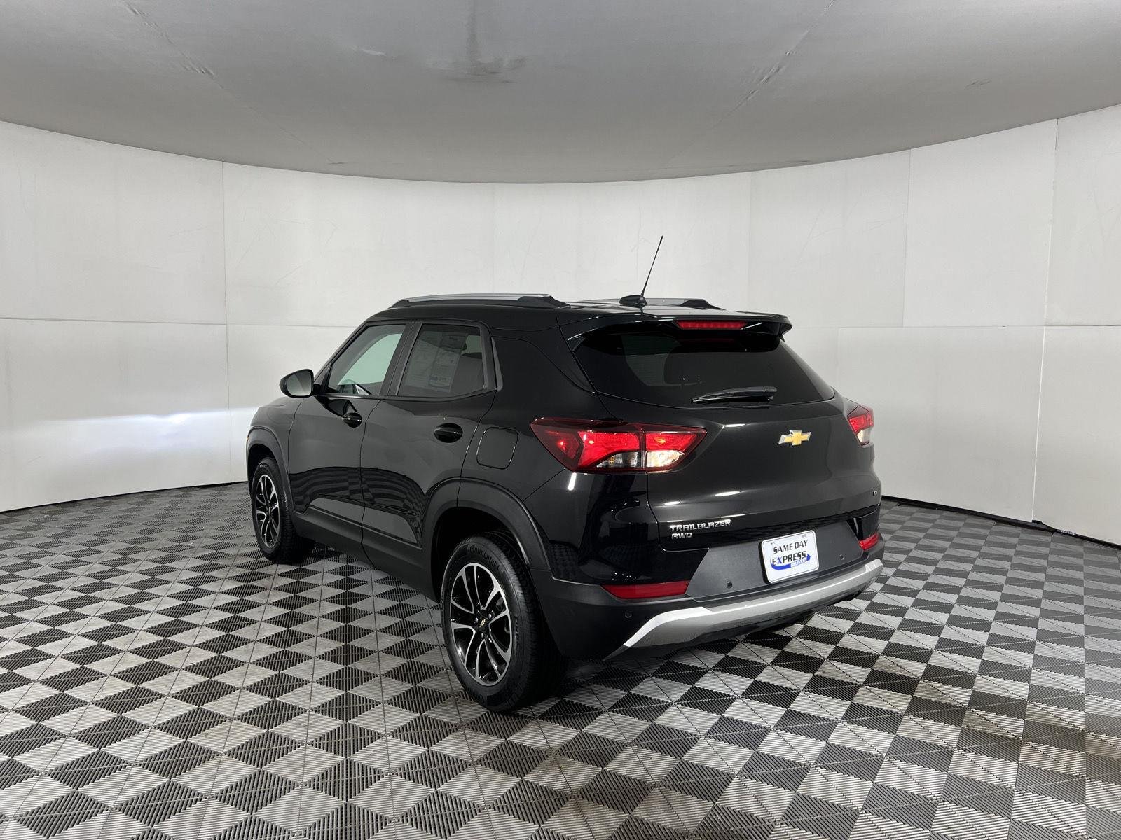Used 2024 Mosaic Black Metallic Chevrolet LT image 34