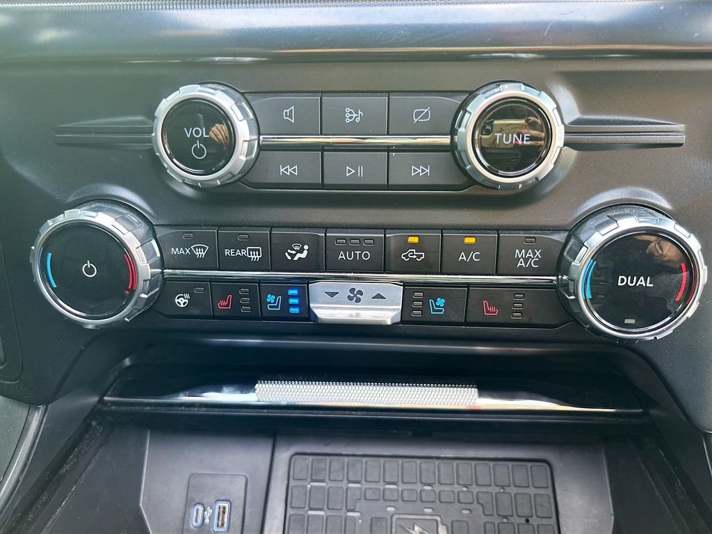 Used 2024  Ford Lariat image 28