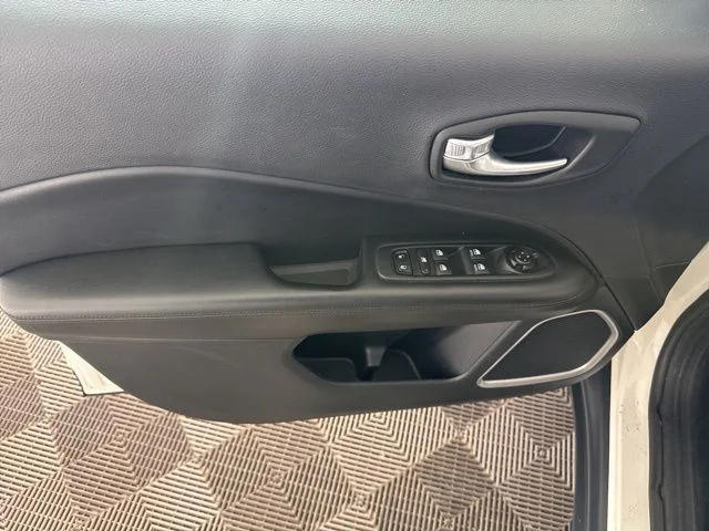 Used 2018 White Jeep Latitude image 18