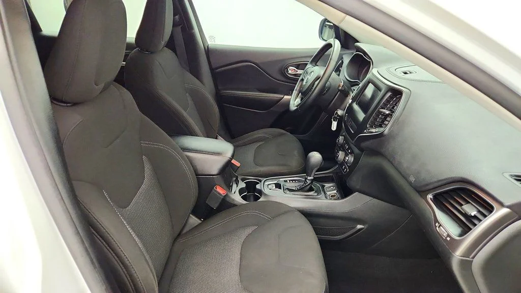 Used 2019 Bright White Clearcoat Jeep Latitude FWD image 23