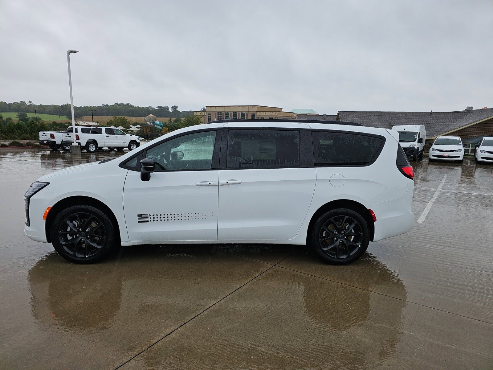 New 2027 Bright White Clearcoat Chrysler Select image 2