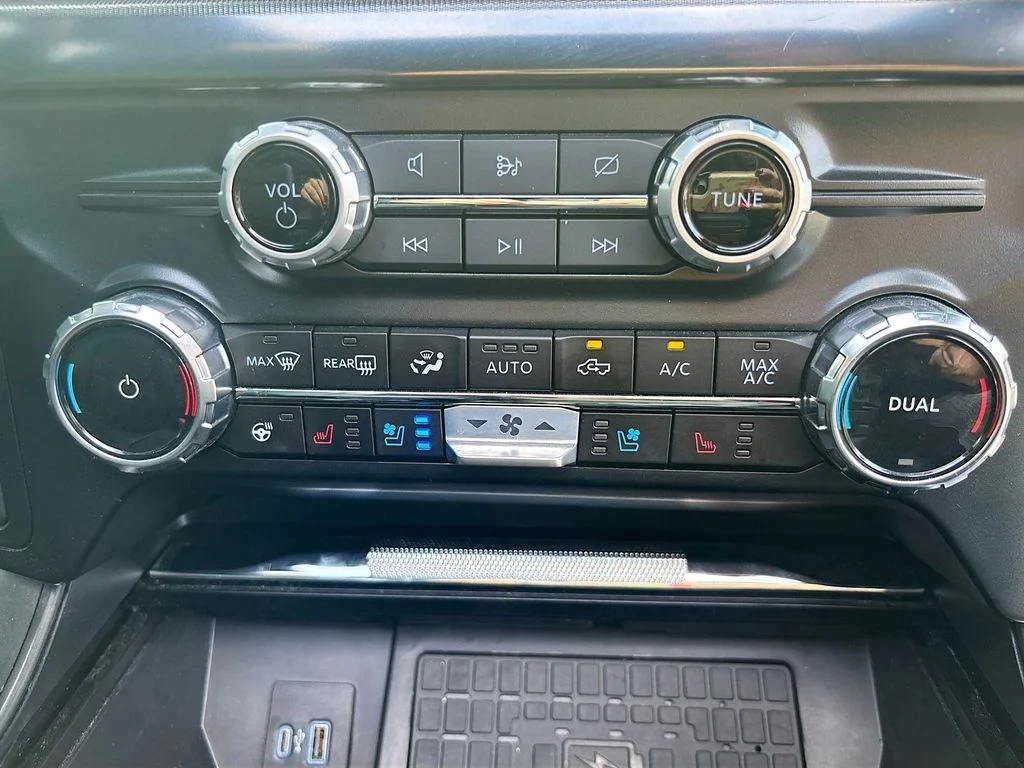Used 2024  Ford Lariat image 28