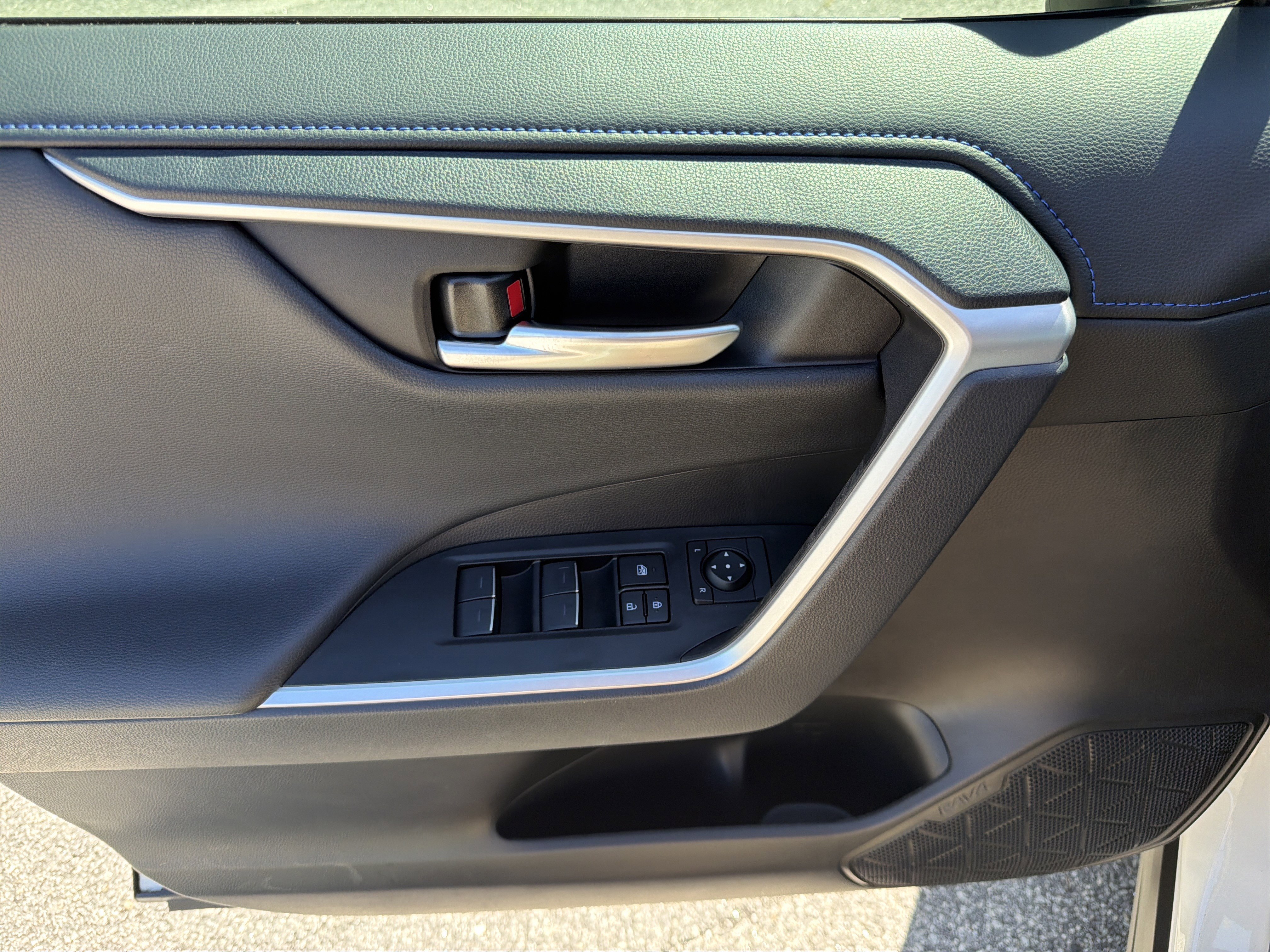 2024 Toyota RAV4 XSE - Photo 10
