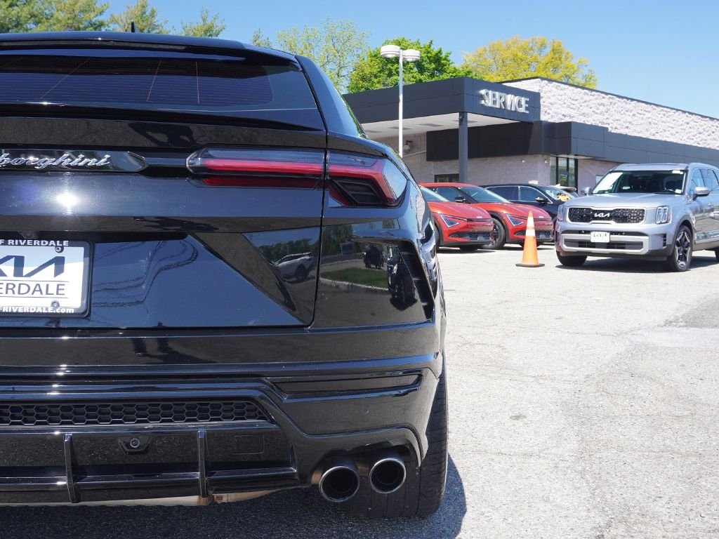 Used 2022 Black Lamborghini Base image 20