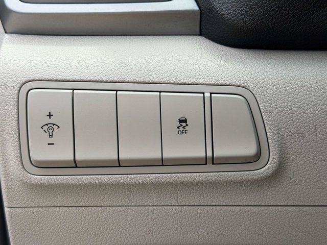 Used 2017 Molten Silver Hyundai SE image 17