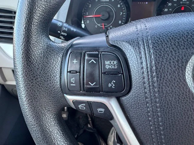 Used 2015 Gray Toyota LE image 26
