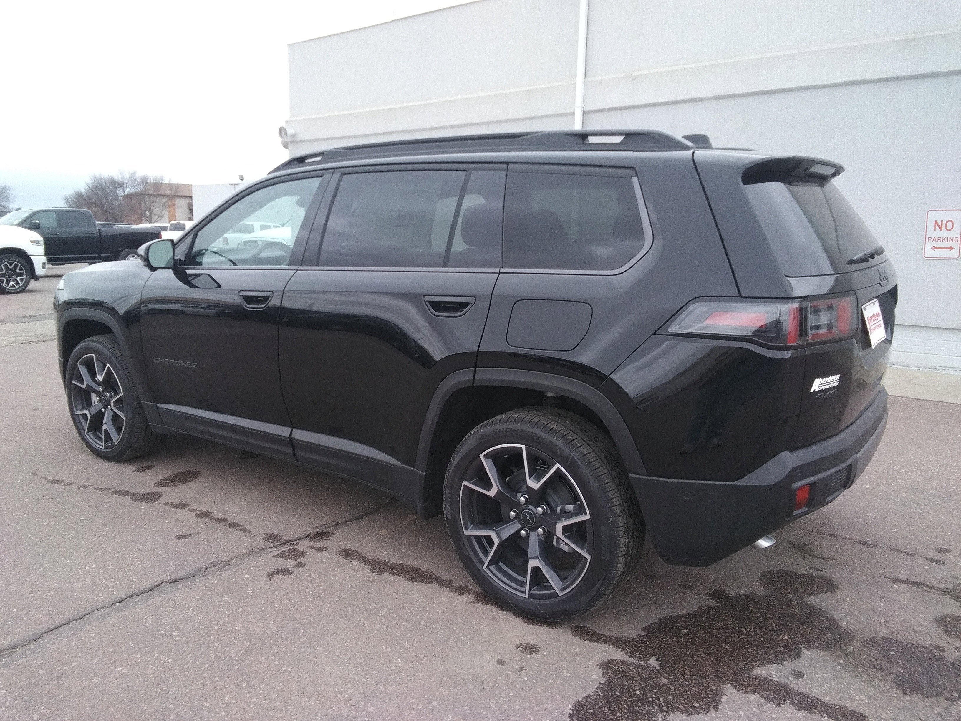 New 2026 Diamond Black Crystal Pearl-Coat Exterior Paint Jeep Overland image 7