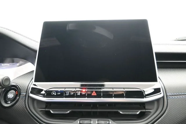 New 2026 Diamond Black Crystal Pearl-Coat Exterior Paint Jeep Latitude image 21