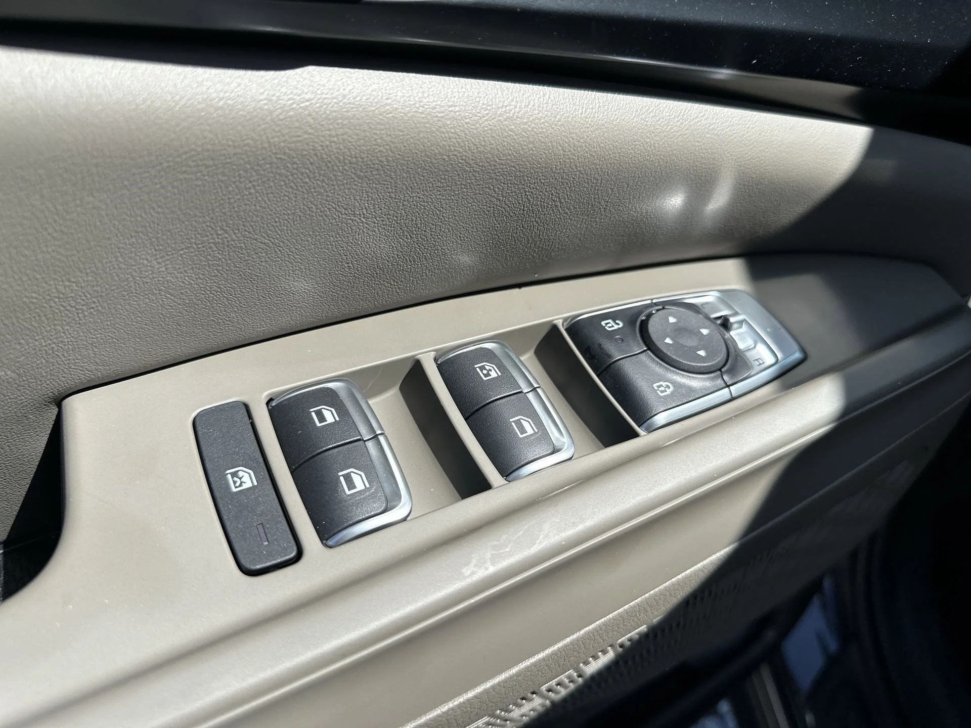 New 2026 Snow White Pearl Kia LX image 16