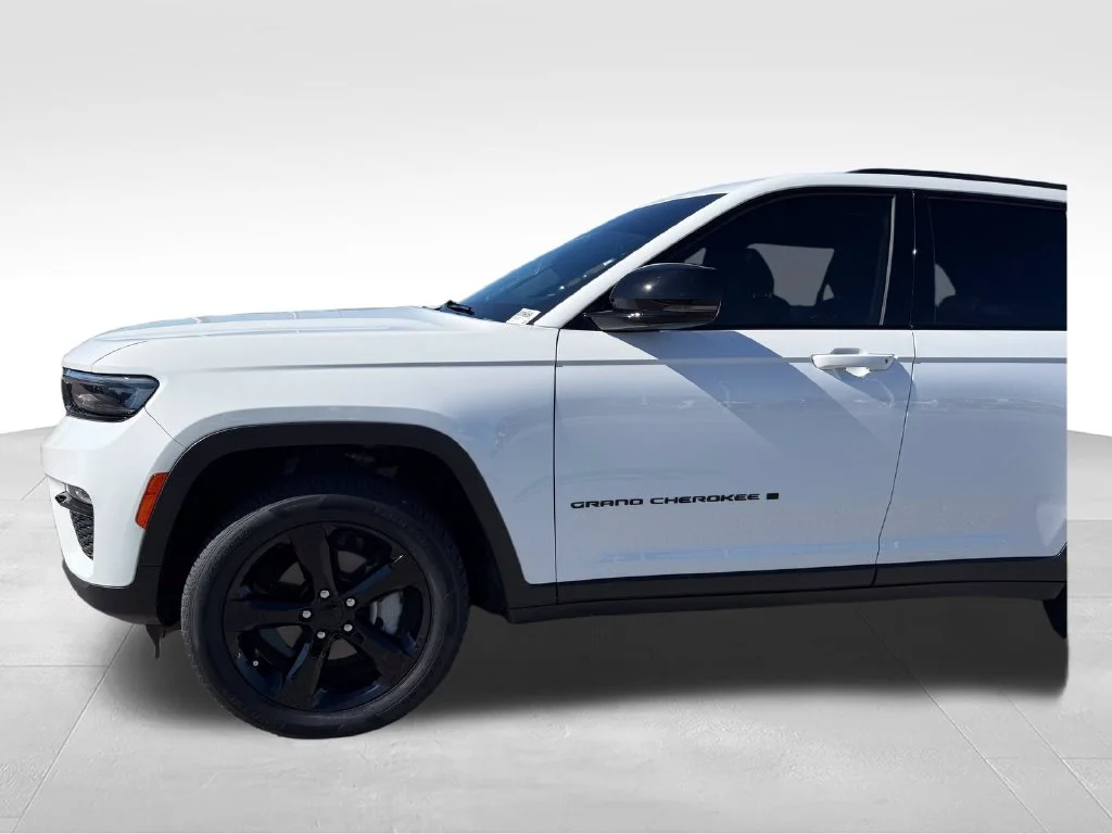 Used 2025 White Jeep Limited image 24