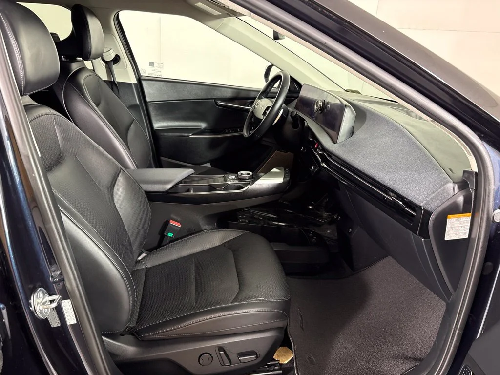 Used 2023 Blue Kia Wind image 16