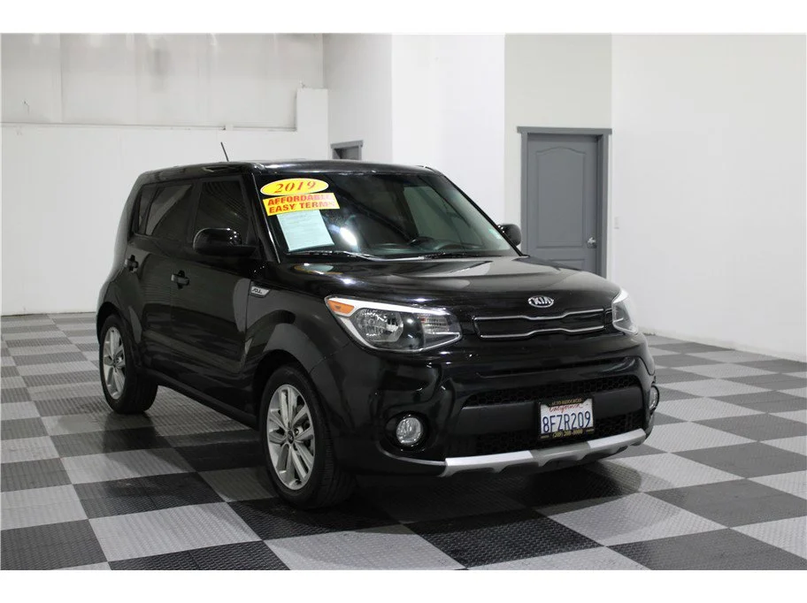 Used 2019 Shadow Black Kia + image 3