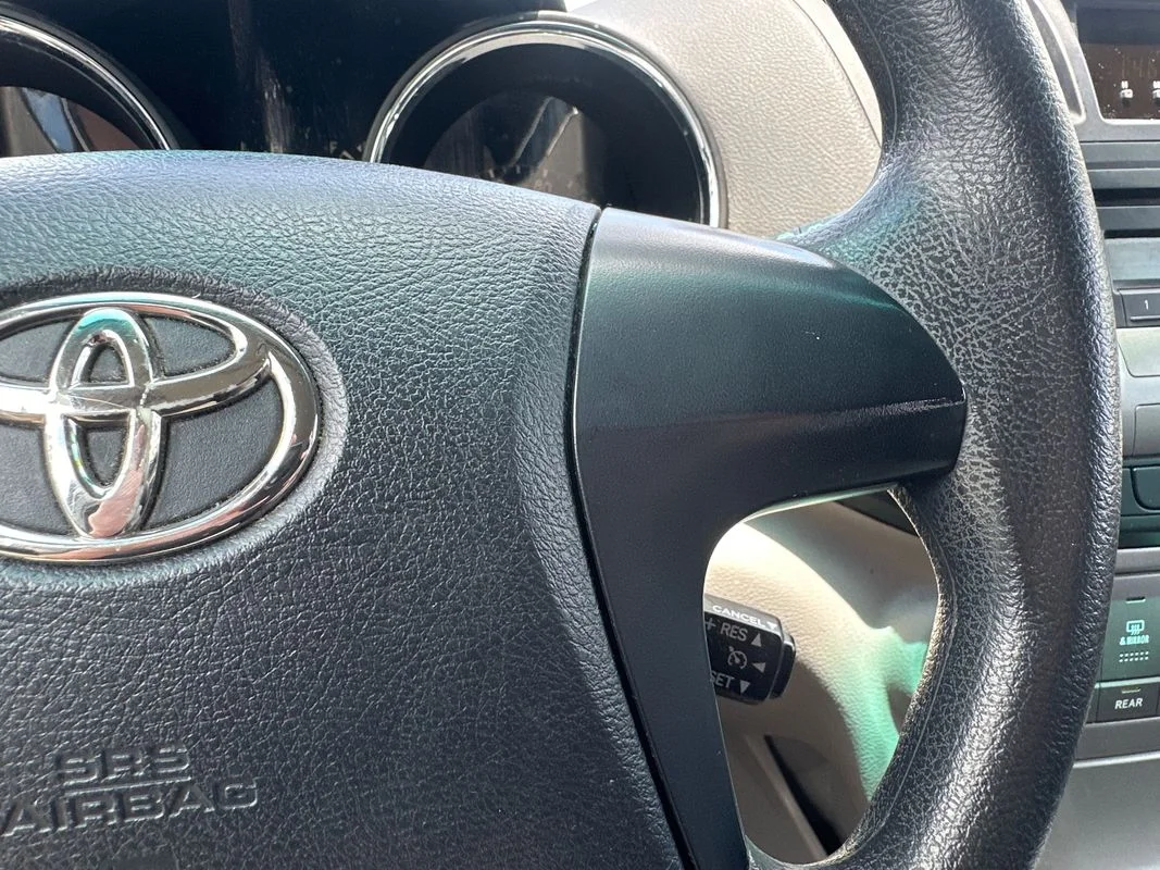 Used 2011  Toyota Base V6 image 17