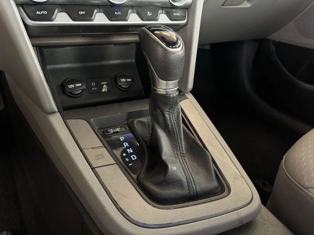 Used 2020 Red Hyundai SE image 34